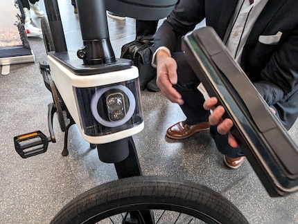 The battery is built into the frame, but can be removed.