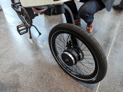 The front wheel is held by a single-arm fork.