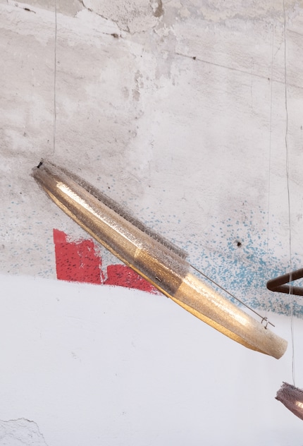 «Saffeer is a pendant light that is hung diagonally.», 75333186 «It’s made of dyed luffa fibres that are carefully treated, smoothed and sewn into a trapezoidal shape.