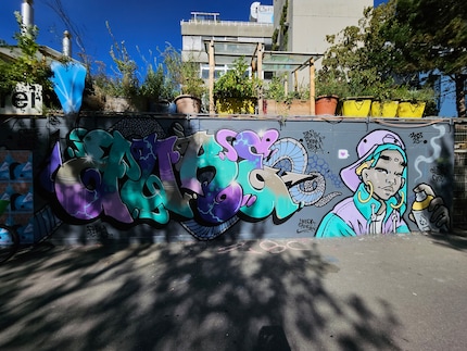 Einmal die Graffiti-Wand im Weitwinkel.
