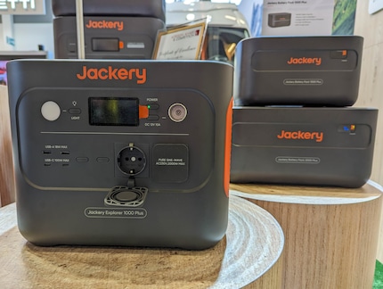 Jackery Explorer 1000 Plus met Battey Packs op de achtergrond.