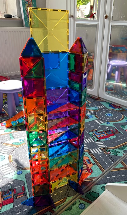 Kinderen kunnen driedimensionale bouwwerken maken met de kleurrijke magnetische stenen.