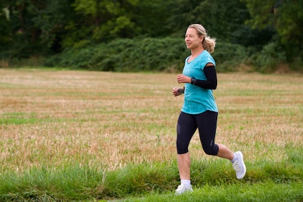 Pour avoir assez d’énergie pour l’entraînement, le sucre sous forme de gels ou de boissons pour le sport est utile.