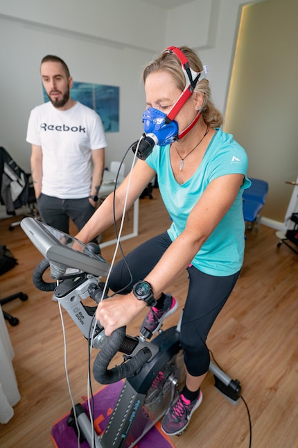 Kitted out with a rubber mask and sneakers, I pedal during the spiroergometry test.