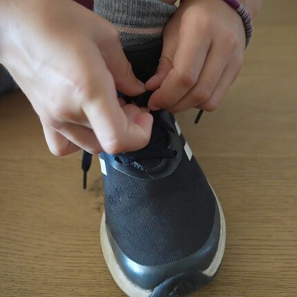 ... en knoop ze aan elkaar met een knoop. Je schoenen zijn klaar om te gaan! 