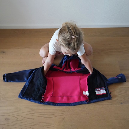 Slip de jas van bovenaf in, ...