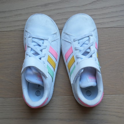 De uiteinden van de schoenen kussen elkaar niet, wat betekent dat ze verkeerd om staan.