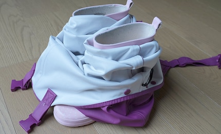 Doe net als de brandweermannen en trek tegelijkertijd je regenbroek en je schoenen aan.