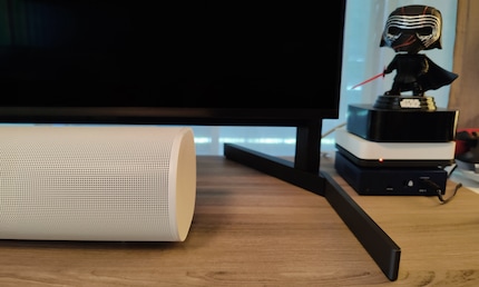 Gut mitgedacht: Die Standfüsse des Sony X95L lassen sich so montieren, dass genug Platz für eine Soundbar bleibt.