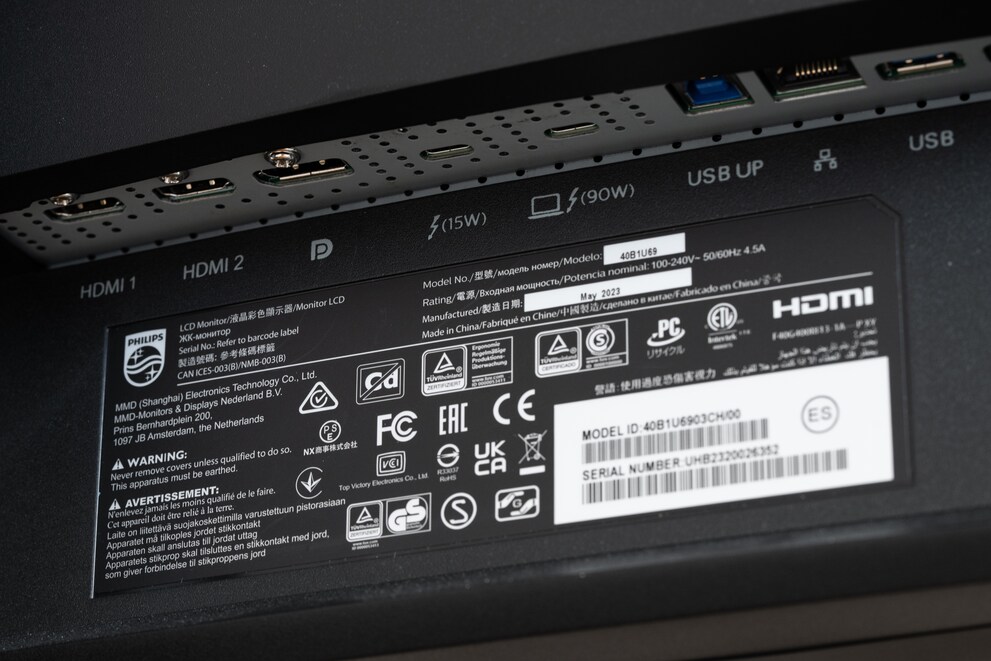 An Anschlüssen mangelt es nicht. Der Monitor ist eine veritable Docking-Station.