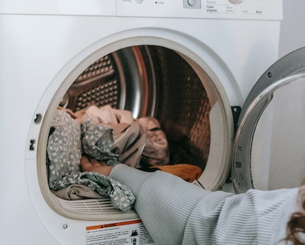Een lading wasgoed naar binnen gooien gaat snel. De schone kleding ophangen duurt echter langer dan twee minuten.