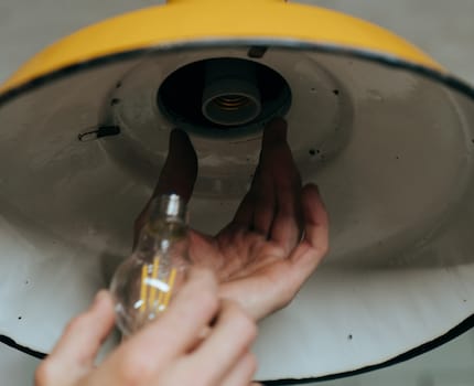 Snel gedaan en het was de hoogste tijd: onze oude gloeilampen zijn vervangen door LED's.