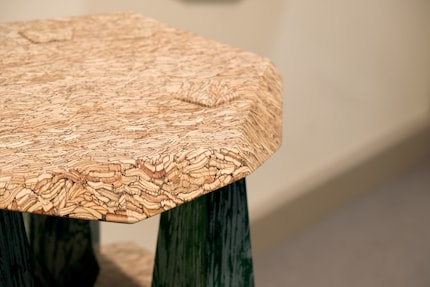 De textuur van de «Primitive Structures» tafel doet denken aan bladnerven.