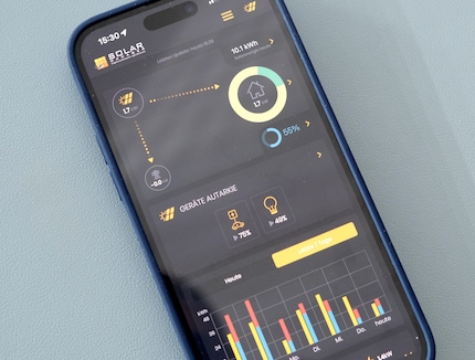Produziert die PV-Anlage auf dem Dach gerade mehr Strom als verbraucht wird? Die «Solar Manager»-App informiert darüber.