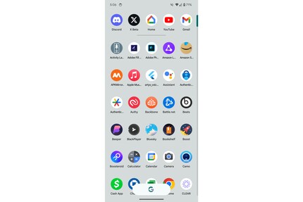 De zwevende G vervangt de zoekbalk in het app-overzicht.