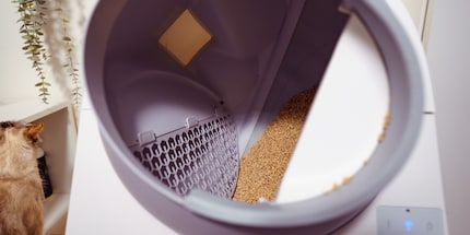 The globe rotates until the hole reaches the bottom. Litter is filtered through the sieve into the side compartment.