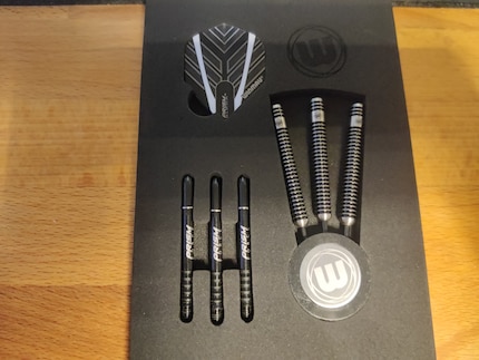 Barrels, zwarte Prism Force shafts, Prism Alpha flights en een puntbeschermer worden bij de Winmau dartpijlen geleverd. 