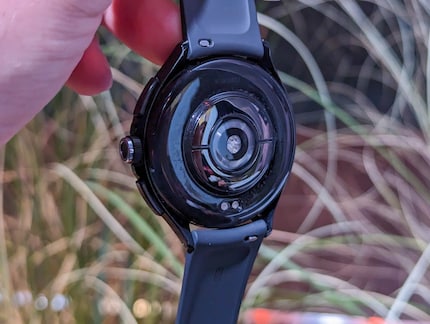 De sensoren op de achterkant van de Xiaomi Watch 2 Pro.