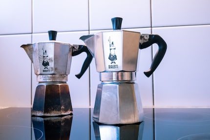 Rechts: de nieuwe Bialetti voor zes kopjes, 2 tot 3 keer gebruikt, links: de oude Bialetti waarschijnlijk zo'n 2.000 tot 3.000 keer gebruikt.