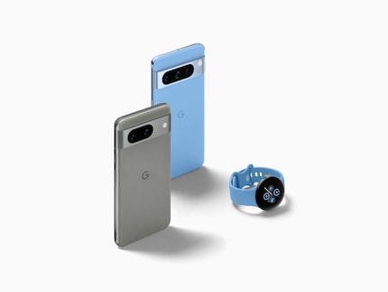 De Pixel 8 in het grijs en de 8 Pro in het blauw samen met de Pixel Watch 2.