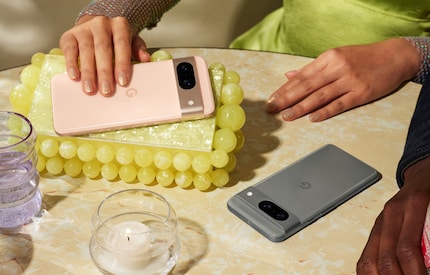 De Google Pixel 8 is verkrijgbaar in roze en grijs.