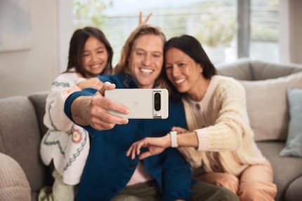 Verschillende groepsfoto's kunnen worden samengevoegd tot één foto - zodat iedereen op de foto lacht.