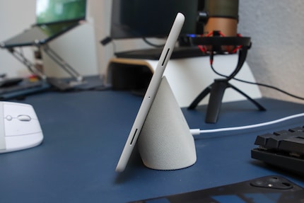De twee speakers duidelijk zichtbaar aan de zijkant van de Pixel Tablet.