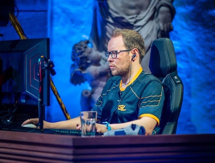 Avant un tournoi, Ørjan étudie les conditions de jeu et bien sûr son adversaire.