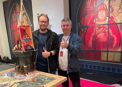 Ørjan avec son père et son trophée pour sa victoire au tournoi Wololo-V.
