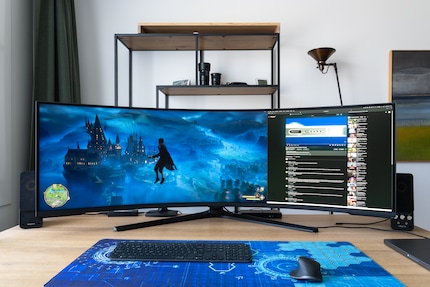 De Neo G9 kan worden opgesplitst in twee virtuele beeldschermen, hier in een verhouding van 2:1. Mijn pc geeft het beeld links, de MacBook rechts. In plaats daarvan kun je ook beide kanten op hetzelfde apparaat aansluiten.