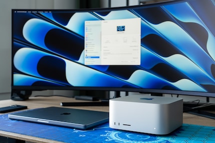 Mijn M1 Max MacBook (links) kan de Neo G9 niet goed aansturen. De M2 Max Mac Studio kan dat wel, omdat deze een HDMI 2.1-poort heeft.