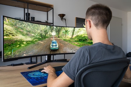 Het enorme breedbeeldscherm valt om me heen, wat zorgt voor een indrukwekkende spelervaring in simulaties en racegames - mits je computer voldoende frames per seconde levert.
