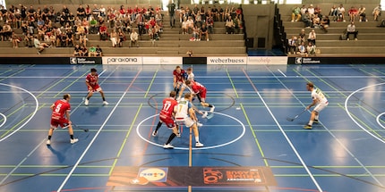Aftrap in sporthal Pfaffenholz voor de wedstrijd tussen Floorball Basel Regio en GC Floorball.