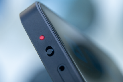 Gebruik de schakelaar om de verbinding tussen de camera en microfoon of de gegevensverbinding te onderbreken.