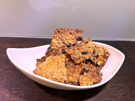 Unbeatable as a healthy snack to keep you going: slightly altered crispbread crackers with dried fruit.