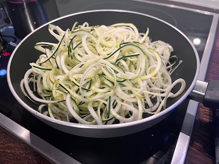 One large courgette is enough for three servings of spaghetti. A spiralizer helps you prepare the vegetable pasta in no time. Sauté it briefly in oil and you’re done.