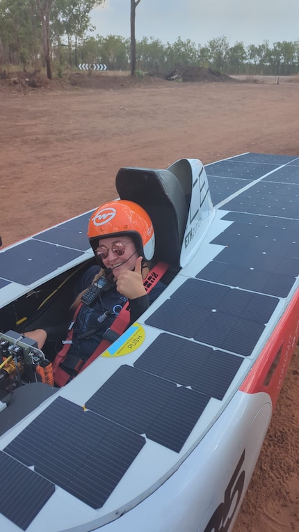 Parkposition auf australischem Sand, im Fahrersitz schwitzt hier ETH-Studentin Noa Moulin.