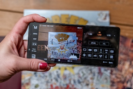 De camera-app is dezelfde als in Sony's vlaggenschip smartphone en biedt volop instellingen voor foto's en video's.