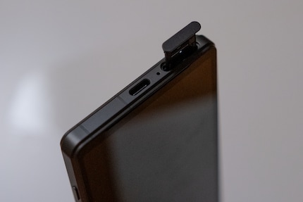 Net als het vlaggenschip van het merk heeft de Xperia 5 V een SIM/microSD-kaartsleuf die met de hand wordt geopend.