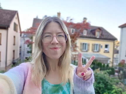 Selfies zijn ook erg goed. Je zult echter wat onregelmatigheden opmerken met de kunstmatige bokeh in mijn haar.