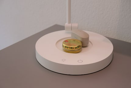 Op de voet van de lamp is ruimte voor een drankje of een koptelefoon. Handig!