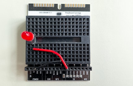 De «Hello, World!» van elektronica: een diode laten gloeien.