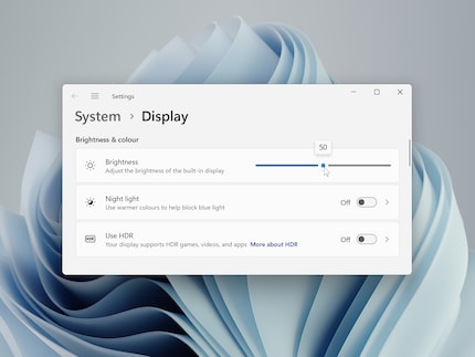 De helderheidsschuifbalk van Windows toont alleen waarden van 0 tot 100, zonder percentage. In de documentatie van Microsoft worden echter expliciet percentages gebruikt.
