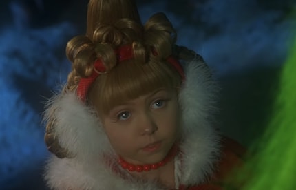 Cindy Lou Who (gespeeld door Taylor Momsen) uit The Grinch laat op indrukwekkende wijze zien hoe goed oorwarmers en kapsels samengaan.