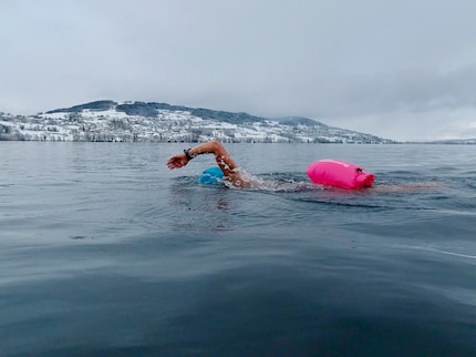Mit der Schwimmboje bleibe ich beim Schwimmen sichtbar und kann mich, falls nötig, festhalten.