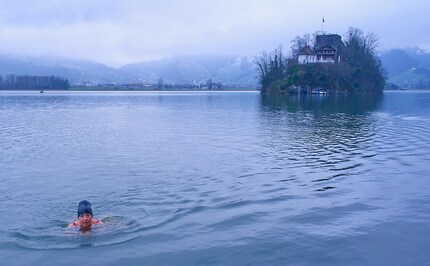 Behutsam ins Wasser gehen und auf die Atmung achten, erhöht die Sicherheit.