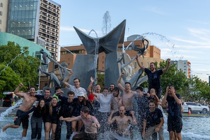 La fontaine des Trois Rivières dans le centre-ville d'Adélaïde fermement aux mains de l'équipe suisse.