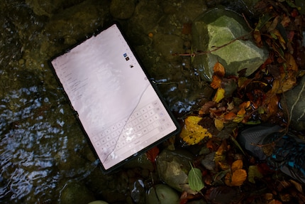 Auch im Bach bleibt das Tablet wasserdicht.