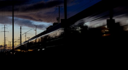 Neither the camera nor the lens have an image stabiliser. The picture is slightly blurred as a result.
