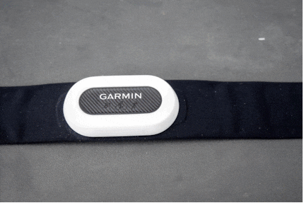 Der HRM-Pro Plus Pulsgurt von Garmin: Zuerst die weisse Manschette lösen, dann die Abdeckung gegen den Uhrzeiger drehen und schliesslich die Batterie wechseln. Fertig.